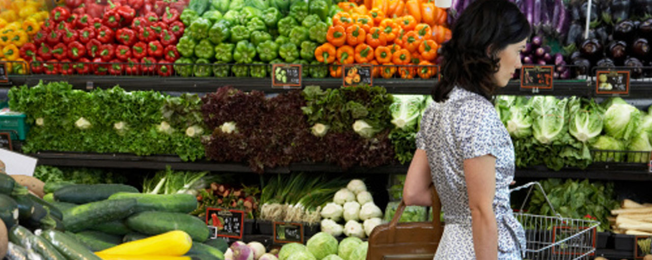 hero sustainability woman in grocery store