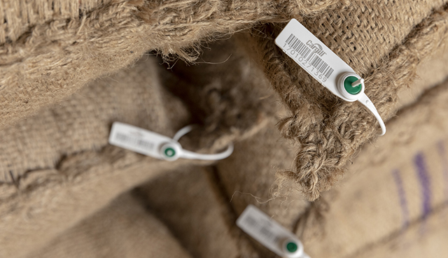 Cocoa bag with tag Cocoa bag with tag