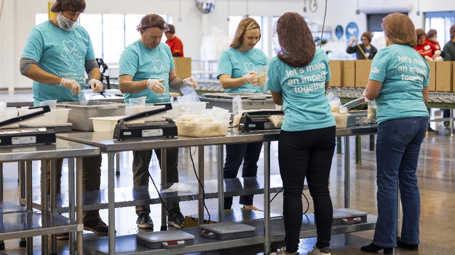 A group of Cargill employees volunteering. A group of Cargill employees volunteering.